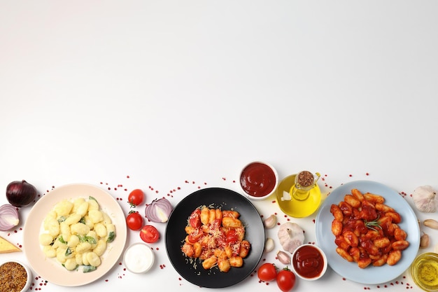 Zestaw kolorowych potraw na stole